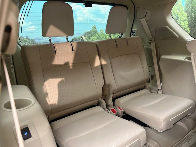 【電動格納サードシート】3列目はスイッチ一つでラクラク収納!荷物が多い時など座席を収納スペースに変更する際も、力は必要ありません!お子様でも簡単に操作していただけます!