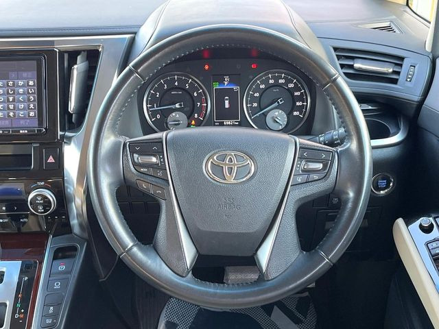 �C���e���A�ɍ��킹���f�U�C���̃X�e�A�����O�́A�^�]�������̂��Ƃ��l���A�^�]���₷���`��A�傫���ł��B�����x�A���ۂɐG���Ă��m���߂��������B