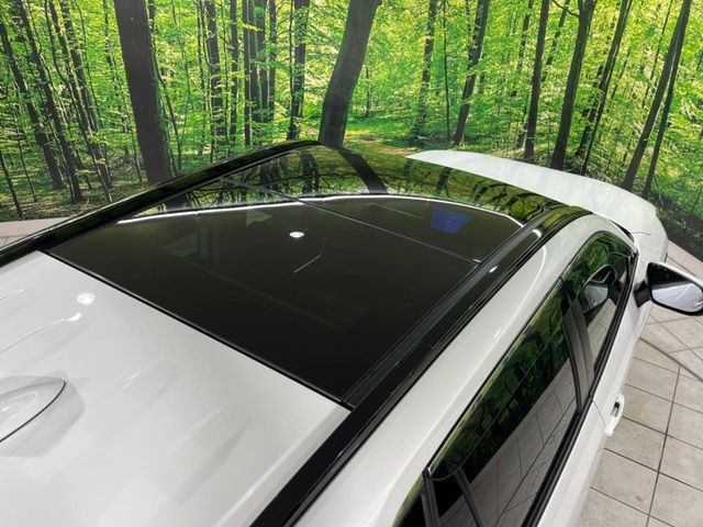 【サンルーフ】開放感たっぷりの希少装備、サンルーフが装着されています!車内に明かりを取り入れたり景色を楽しむ以外にも、車内の空気も簡単に換気できて快適です!