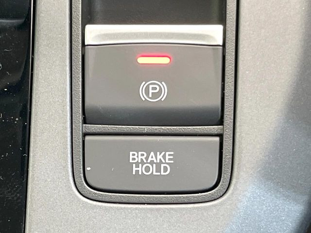 【オートブレーキホールド】信号待ちや渋滞で停車時にブレーキから足を離しても、停止状態を保持してくれます。前進するときはアクセルを踏めば自動で解除されるので安心♪街乗り運転が楽になります♪