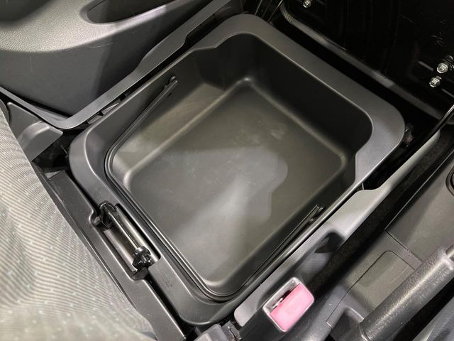 �y�V�[�g�A���_�[�{�b�N�X�z�V�[�g�̉��ɑ�e�ʂ̎��[�X�y�[�X��������Ă���A�C���ԃO�b�Y�ȂǁA�O���猩��ꂽ���Ȃ����̂�����������[�ł��ĕ֗�!