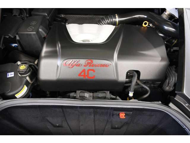 1.7L ����4�C��DOHC�^�[�{�A240ps/35.7kgm�A�S��&times;�S��&times;�S��mm 3990&times;1870&times;1185mm�A�ԗ��d�� 1050kg