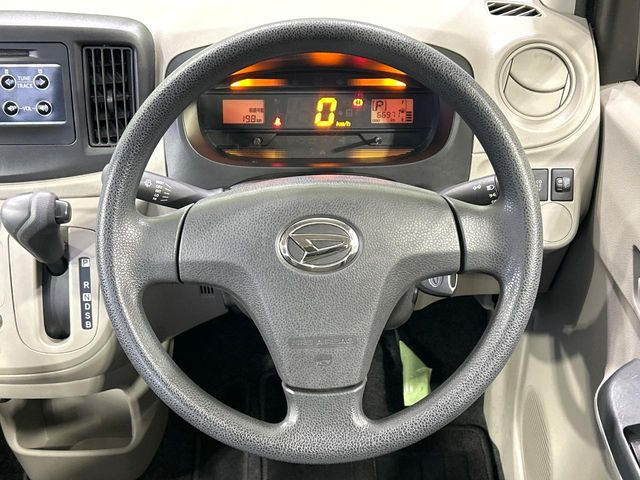 �C���e���A�ɍ��킹���f�U�C���̃X�e�A�����O�́A�^�]�������̂��Ƃ��l���A�^�]���₷���`��A�傫���ł��B�����x�A���ۂɐG���Ă��m���߂��������B