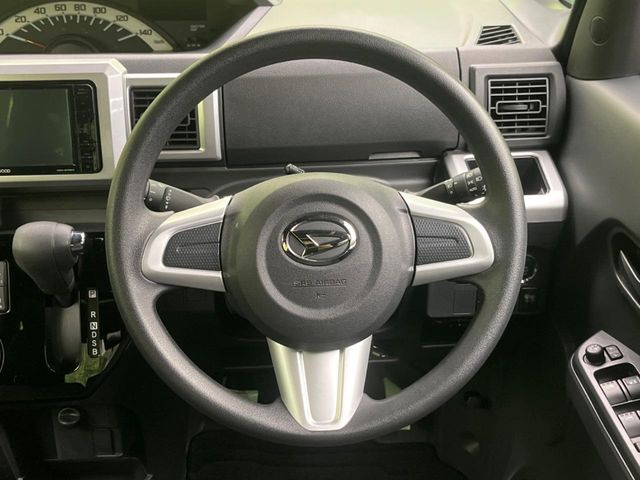 �C���e���A�ɍ��킹���f�U�C���̃X�e�A�����O�́A�^�]�������̂��Ƃ��l���A�^�]���₷���`��A�傫���ł��B�����x�A���ۂɐG���Ă��m���߂��������B