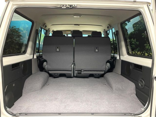 ���i�̂���������ʋ΁A���}���ɏ\���ȉ׎��X�y�[�X���m�ۂ��Ă���܂��B�Z�J���h�V�[�g��|���ƁA�傫�ȉו��̐ύڂ��\�ł���