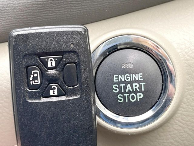 �y�X�}�[�g�L�[�z�J�o����|�P�b�g�ɓ��ꂽ�܂܂ł��h�A�̎{���E�������\�ȃX�}�[�g�L�[�𑕔��B�G���W���̃I���E�I�t�����J�M�����o���K�v����������Ƃ��Ă��֗��ł���