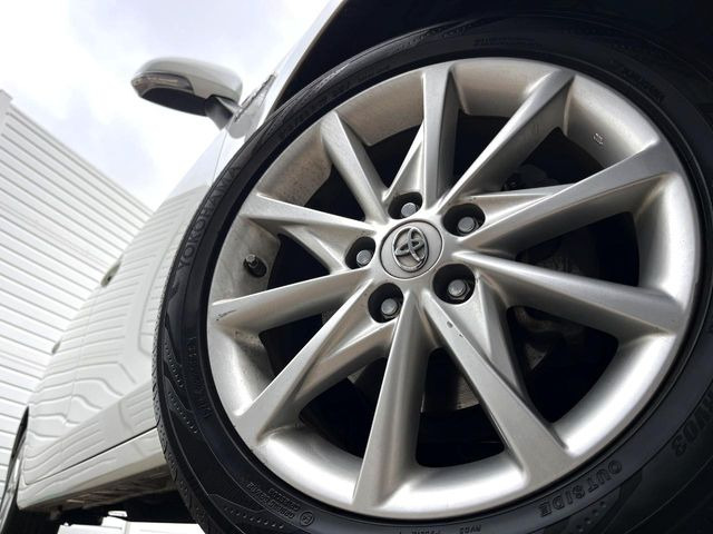 【純正17インチアルミホイール】外観にマッチした純正アルミホイールを装着しております。各種社外アルミホイールや、スタッドレスタイヤも取扱いしております。是非ご相談ください♪