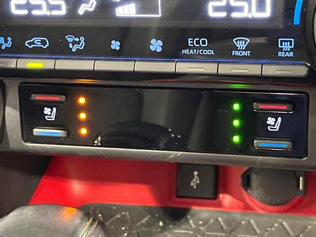 【シートベンチレーション】夏場は涼しい風でお尻や背中の熱やムレを防ぎ、冬はエアコンよりも早く温まってポカポカに!季節を問わず快適に過ごせます。