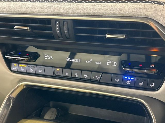 【シートベンチレーション】夏場は涼しい風でお尻や背中の熱やムレを防ぎ、冬はエアコンよりも早く温まってポカポカに!季節を問わず快適に過ごせます。