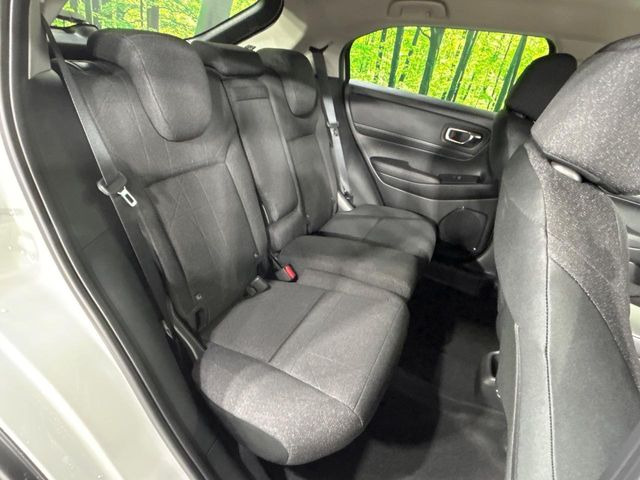 後部座席も気になるようなキズ・汚れやへたり等、大きなダメージはなく、良好な状態です。