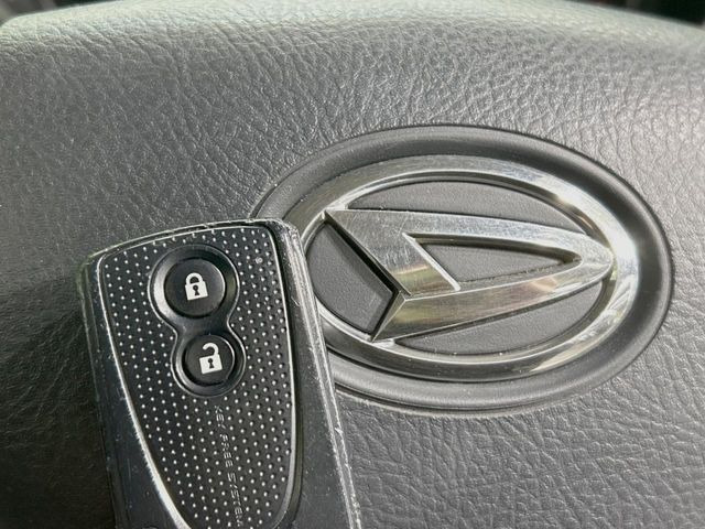 �y�L�[�t���[�V�X�e���z�J�o����|�P�b�g�ɓ��ꂽ�܂܂ł��h�A�̎{���E�������\�ȃX�}�[�g�L�[�𑕔��B�G���W���̃I���E�I�t�����J�M�����o���K�v����������Ƃ��Ă��֗��ł���