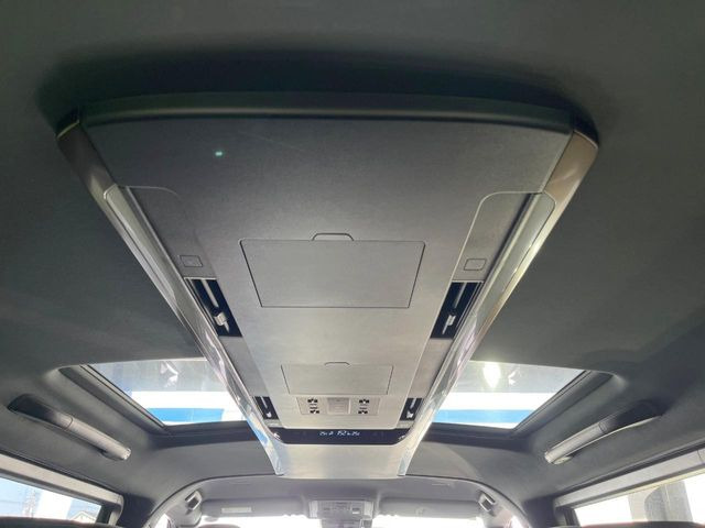 【左右独立ムーンルーフ】2列目左右席にそれぞれ配置されたガラスルーフ!日差しに合わせて片側だけシェードを閉めることも可能です!