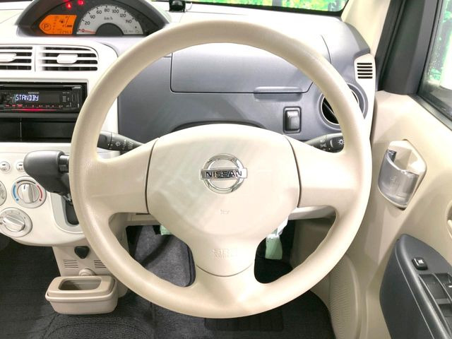 �C���e���A�ɍ��킹���f�U�C���̃X�e�A�����O�́A�^�]�������̂��Ƃ��l���A�^�]���₷���`��A�傫���ł��B�����x�A���ۂɐG���Ă��m���߂��������B