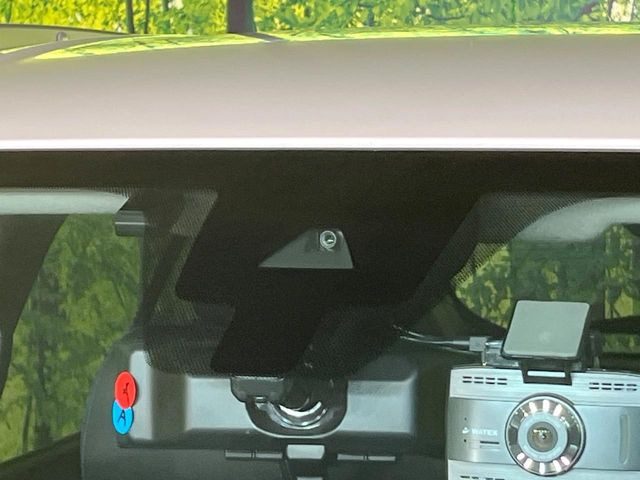 【インテリジェントエマージェンシーブレーキ】フロントカメラで前方の車両や歩行者を検知。衝突しそうな時は衝突被害軽減ブレーキが作動、衝突回避をサポート。より安全にドライブをお楽しみいただけます。