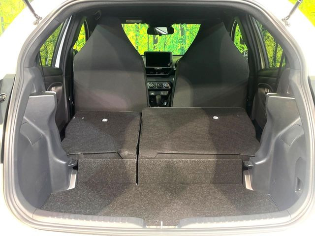 ���i�̂���������ʋ΁A���}���ɏ\���ȉ׎��X�y�[�X���m�ۂ��Ă���܂��B�Z�J���h�V�[�g��|���ƁA�傫�ȉו��̐ύڂ��\�ł���