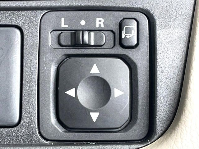 �y�d���i�[�~���[�z�T�C�h�~���[�͓d���i�[���ƂȂ��Ă���A�������ԏ�ł��L�Y�������X�N��}�����܂��B