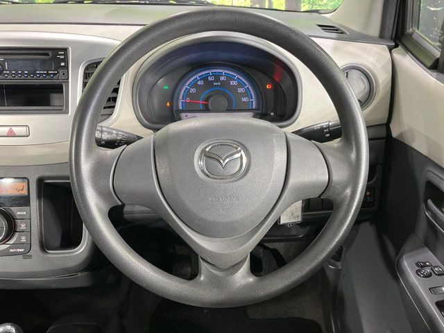 �C���e���A�ɍ��킹���f�U�C���̃X�e�A�����O�́A�^�]�������̂��Ƃ��l���A�^�]���₷���`��A�傫���ł��B�����x�A���ۂɐG���Ă��m���߂��������B