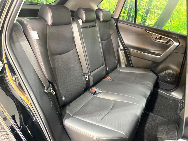 後部座席も気になるようなキズ・汚れやへたり等、大きなダメージはなく、良好な状態です。