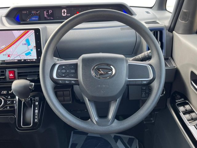 �C���e���A�ɍ��킹���f�U�C���̃X�e�A�����O�́A�^�]�������̂��Ƃ��l���A�^�]���₷���`��A�傫���ł��B�����x�A���ۂɐG���Ă��m���߂��������B