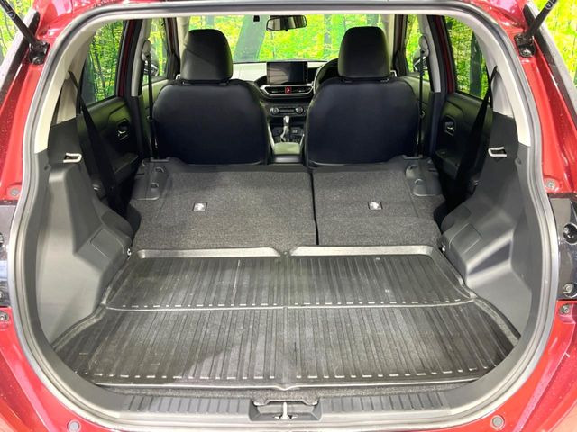 普段のお買い物や通勤、送迎等に十分な荷室スペースを確保しております。セカンドシートを倒すと、大きな荷物の積載も可能です♪