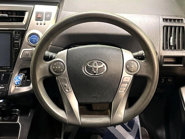 インテリアに合わせたデザインのステアリングは、運転される方のことも考え、運転しやすい形状、大きさです。是非一度、実際に触ってお確かめください。