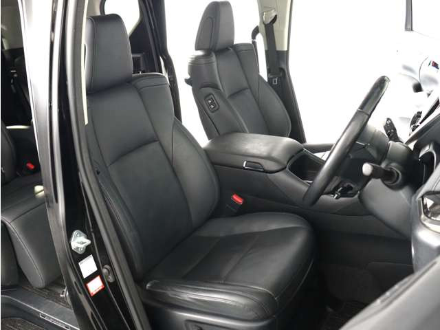 (電動シート)運転席8ウェイパワーシート!シートメモリー機能付き!上級グレードならではの贅沢装備で人気装備となります。