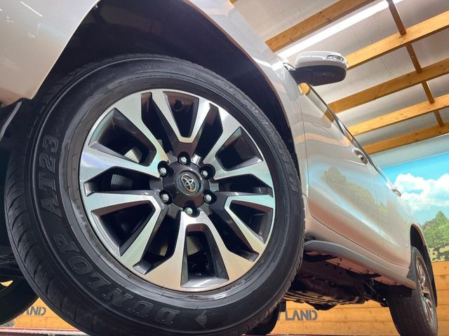 【純正オプション19インチアルミホイール】純正オプションホイールを装着。走行性能の向上に加え、外観もよりスタイリッシュになっています。