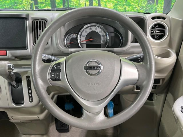 �C���e���A�ɍ��킹���f�U�C���̃X�e�A�����O�́A�^�]�������̂��Ƃ��l���A�^�]���₷���`��A�傫���ł��B�����x�A���ۂɐG���Ă��m���߂��������B