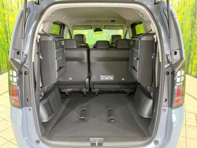 普段のお買い物や通勤、送迎等に十分な荷室スペースを確保しております。セカンドシートを倒すと、大きな荷物の積載も可能です♪