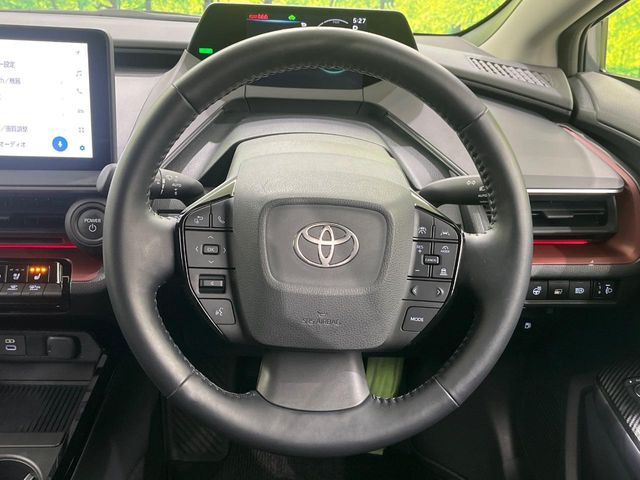 �C���e���A�ɍ��킹���f�U�C���̃X�e�A�����O�́A�^�]�������̂��Ƃ��l���A�^�]���₷���`��A�傫���ł��B�����x�A���ۂɐG���Ă��m���߂��������B