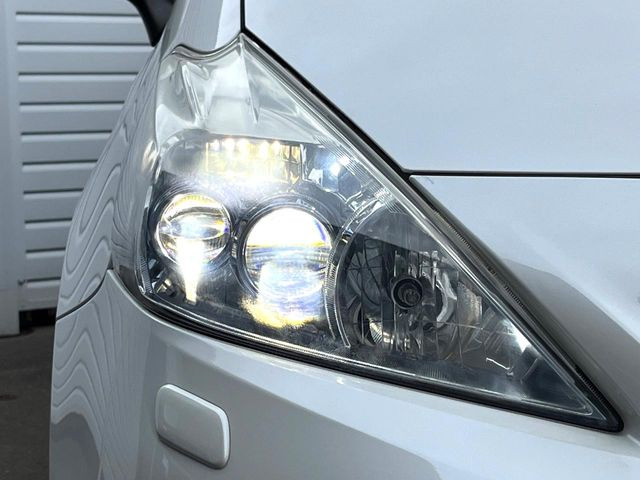 【LEDヘッドライト】悪天候や夜間走行時も良好な視界を確保し安心して運転できる高輝度LEDヘッドライトを装備!点灯速度が早く、消費電力も抑えられています。