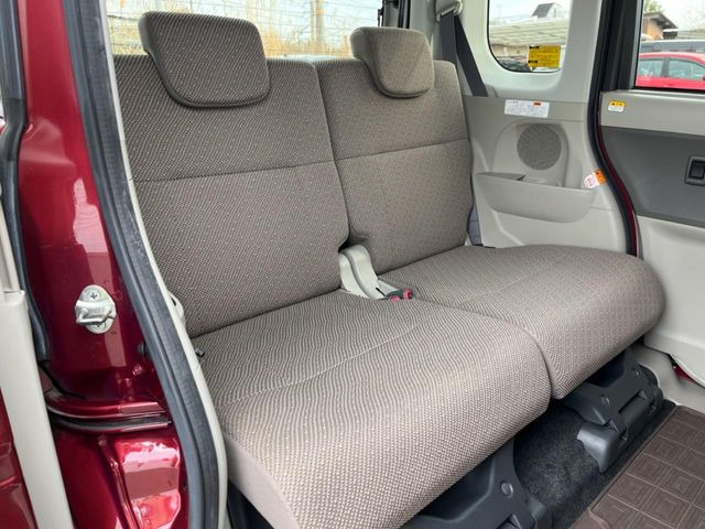 後部座席も気になるようなキズ・汚れやへたり等、大きなダメージはなく、良好な状態です。