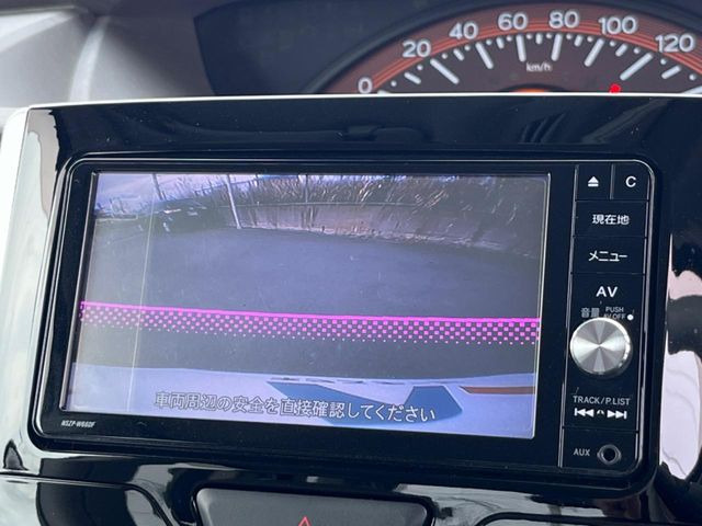 【バックカメラ】駐車時に後方がリアルタイム映像で確認できます。大型商業施設や立体駐車場での駐車時や、夜間のバック時に大活躍!運転スキルに関わらず、今や必須となった装備のひとつです!