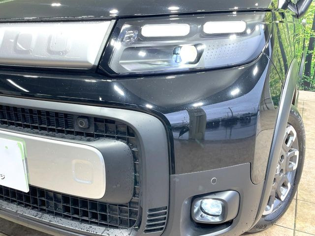 【LEDヘッドライト】悪天候や夜間走行時も良好な視界を確保し安心して運転できる高輝度LEDヘッドライトを装備!点灯速度が早く、消費電力も抑えられています。