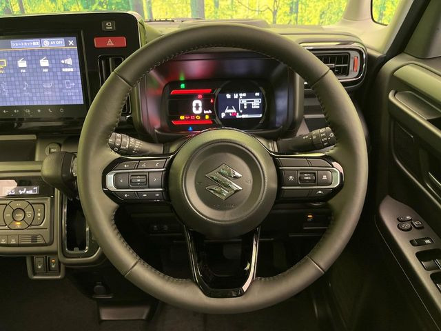 �C���e���A�ɍ��킹���f�U�C���̃X�e�A�����O�́A�^�]�������̂��Ƃ��l���A�^�]���₷���`��A�傫���ł��B�����x�A���ۂɐG���Ă��m���߂��������B