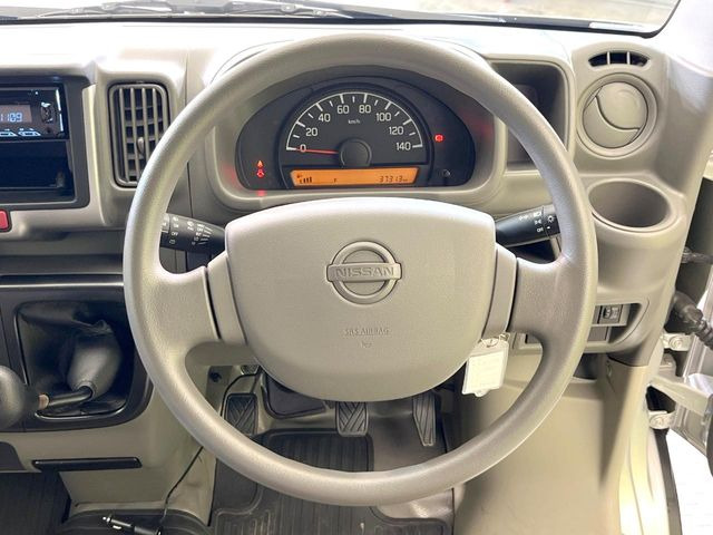 �C���e���A�ɍ��킹���f�U�C���̃X�e�A�����O�́A�^�]�������̂��Ƃ��l���A�^�]���₷���`��A�傫���ł��B�����x�A���ۂɐG���Ă��m���߂��������B