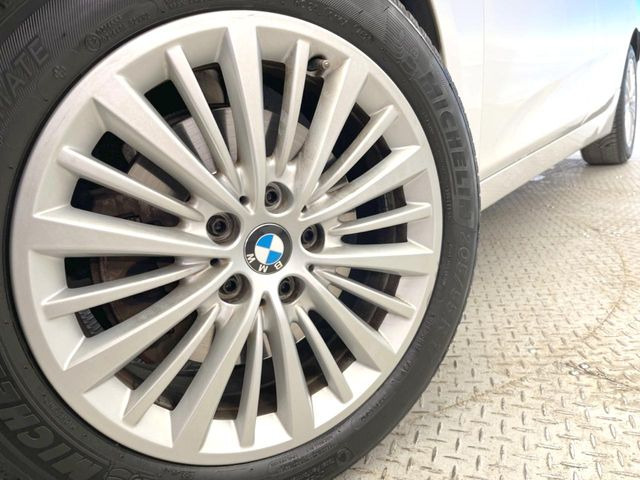 ●純正17インチアルミホイール:輸入車ならではの卓越した走りを支えるホイールと足回りです!日本車の走りに慣れている方にもぜひ体感して頂きたいほど、高いレベルでまとまっています!