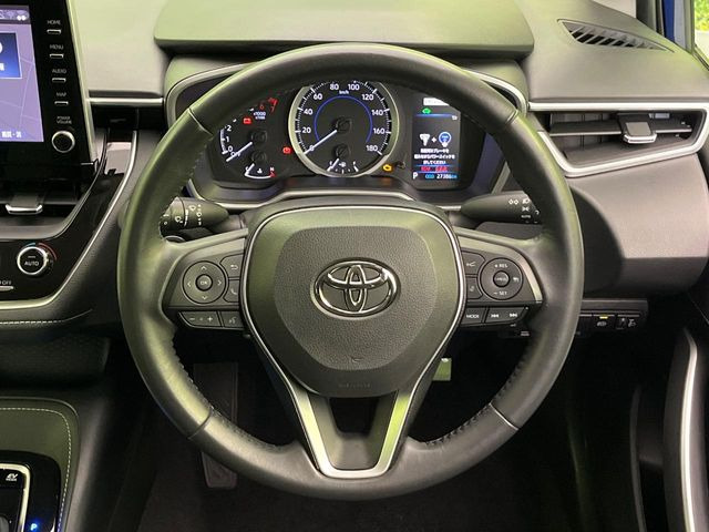 �C���e���A�ɍ��킹���f�U�C���̃X�e�A�����O�́A�^�]�������̂��Ƃ��l���A�^�]���₷���`��A�傫���ł��B�����x�A���ۂɐG���Ă��m���߂��������B