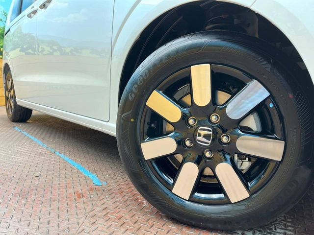 �y����15�C���`�A���~�z�C�[���z�O�ςɃ}�b�`���������A���~�z�C�[���𑕒����Ă���܂��B�e��ЊO�A���~�z�C�[����A�X�^�b�h���X�^�C�����戵�����Ă���܂��B���񂲑��k����������