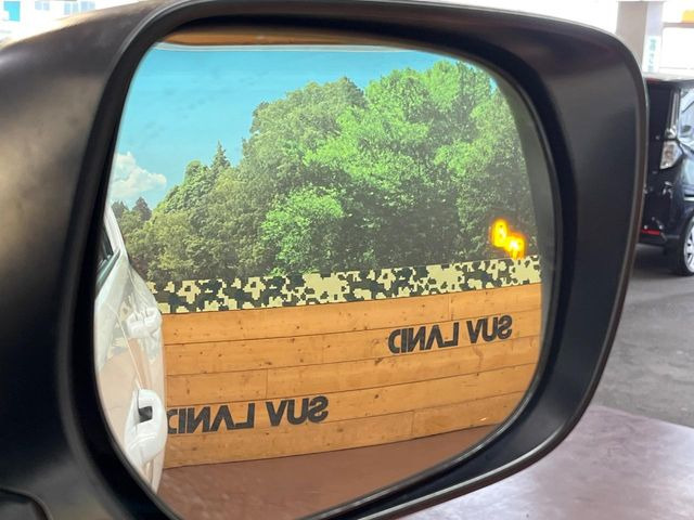 【ブラインドスポットモニター】走行中、ドアミラーの死角になりやすい箇所に後続車が接近するとサイドミラーのレンズに警告を表示!ドライバーに注意喚起をしてくれます。