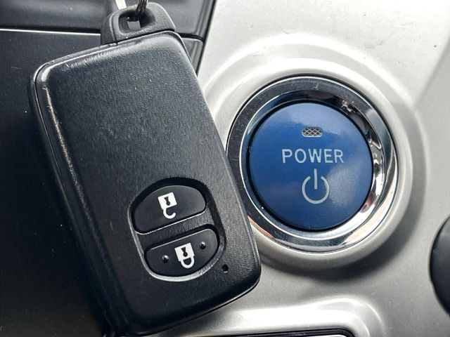 【スマートキー】カバンやポケットに入れたままでもドアの施錠・解錠が可能なスマートキーを装備。エンジンのオン・オフ時もカギを取り出す必要が無いからとっても便利です♪