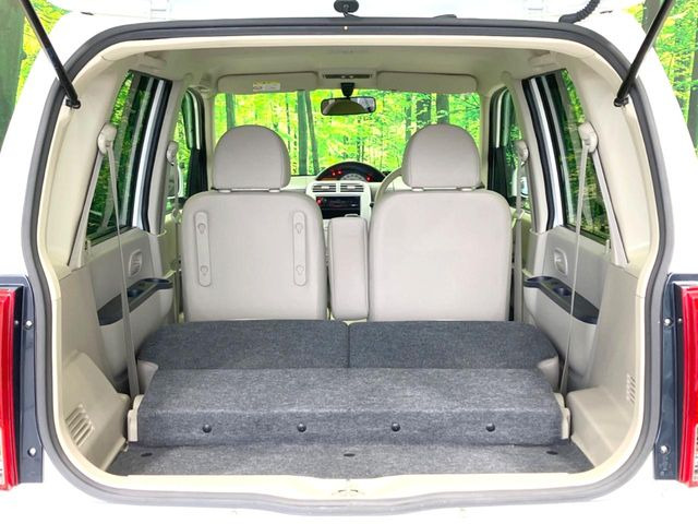 ���i�̂���������ʋ΁A���}���ɏ\���ȉ׎��X�y�[�X���m�ۂ��Ă���܂��B�Z�J���h�V�[�g��|���ƁA�傫�ȉו��̐ύڂ��\�ł���