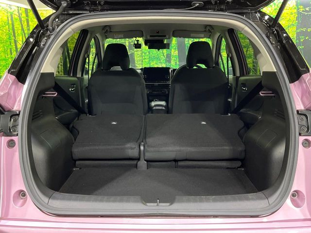 ���i�̂���������ʋ΁A���}���ɏ\���ȉ׎��X�y�[�X���m�ۂ��Ă���܂��B�Z�J���h�V�[�g��|���ƁA�傫�ȉו��̐ύڂ��\�ł���