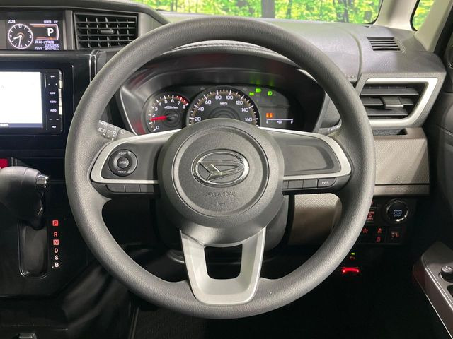 �C���e���A�ɍ��킹���f�U�C���̃X�e�A�����O�́A�^�]�������̂��Ƃ��l���A�^�]���₷���`��A�傫���ł��B�����x�A���ۂɐG���Ă��m���߂��������B