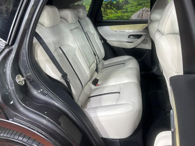 後部座席も気になるようなキズ・汚れやへたり等、大きなダメージはなく、良好な状態です。