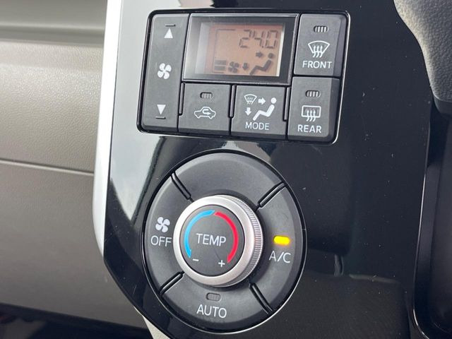 【オートエアコン】一度お好みの温度に設定すれば、車内の温度を検知し風量や温度を自動で調整。暑い&hellip;寒い&hellip;と何度もスイッチ操作をする必要はありません。快適な車内空間には必須の機能ですね♪