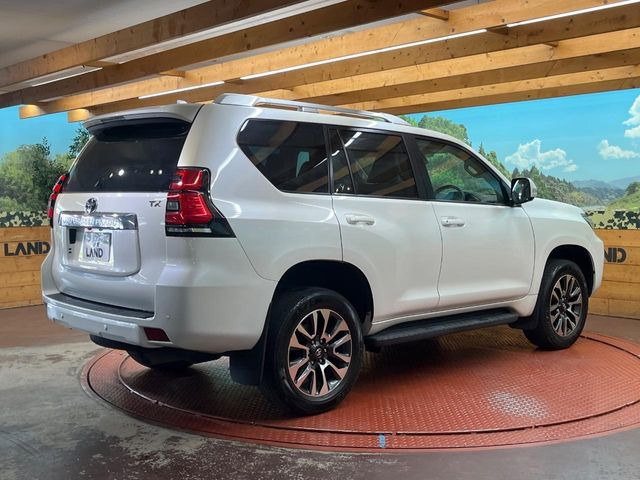 高透明度のガラス皮膜で撥水はもちろん、上質なツヤ・光沢を実現。紫外線や酸性雨から大切な愛車を保護し、色あせ・劣化を防止。「弾スプラッシュコート」、「弾プリミッサコート」からお選びいただけます。