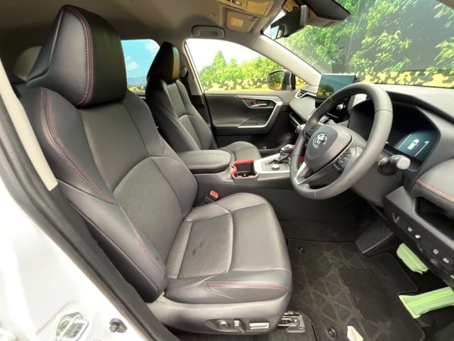 【メモリー機能付きパワーシート】ドライバーごとに設定したシート位置を記憶して、ボタン一つで切り替えできる便利な機能!運転する方が複数名いらっしゃるご家庭におすすめです♪