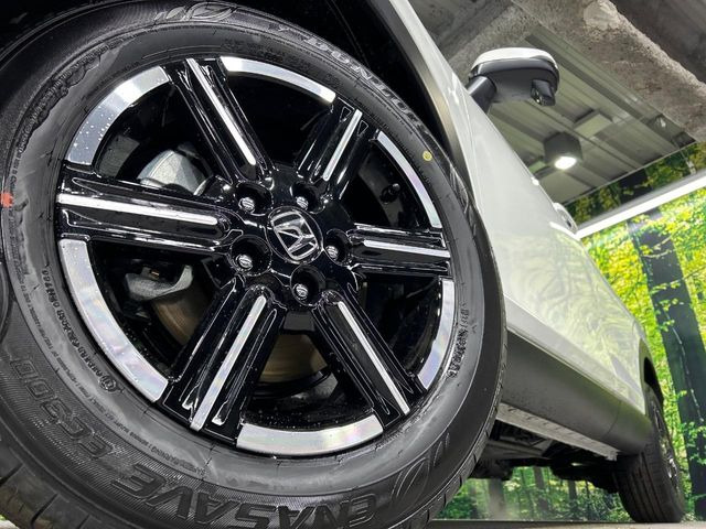 【純正16インチアルミホイール】外観にマッチした純正アルミホイールを装着しております。各種社外アルミホイールや、スタッドレスタイヤも取扱いしております。是非ご相談ください♪