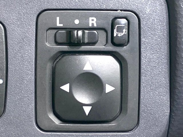 �y�d���i�[�~���[�z�T�C�h�~���[�͓d���i�[���ƂȂ��Ă���A�������ԏ�ł��L�Y�������X�N��}�����܂��B